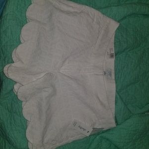 White scallop crown & ivy shorts